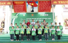 Tại buổi lễ, Nestlé Việt Nam đã trao tặng 40 phần quà gồm đồ dùng học tập và trang phục học bơi cho các em học sinh có hoàn cảnh khó khăn.