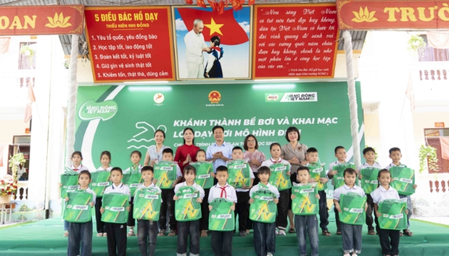 Tại buổi lễ, Nestlé Việt Nam đã trao tặng 40 phần quà gồm đồ dùng học tập và trang phục học bơi cho các em học sinh có hoàn cảnh khó khăn.