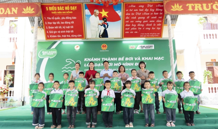 Tại buổi lễ, Nestlé Việt Nam đã trao tặng 40 phần quà gồm đồ dùng học tập và trang phục học bơi cho các em học sinh có hoàn cảnh khó khăn.