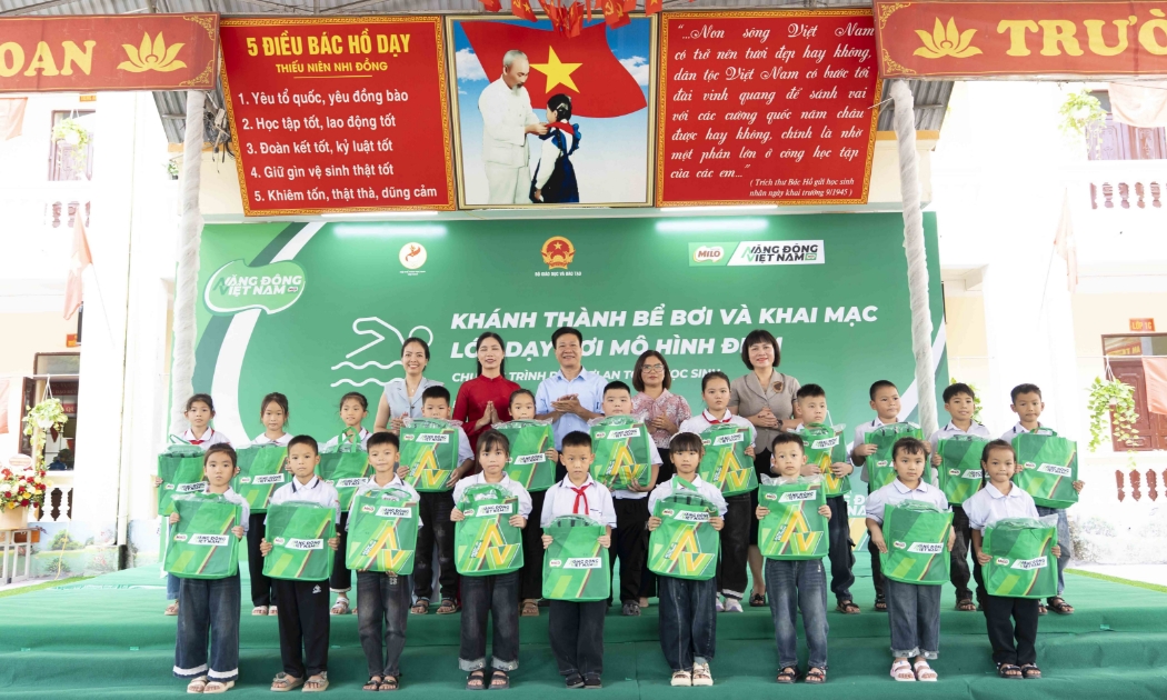 Tại buổi lễ, Nestlé Việt Nam đã trao tặng 40 phần quà gồm đồ dùng học tập và trang phục học bơi cho các em học sinh có hoàn cảnh khó khăn.