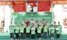 Tại buổi lễ, Nestlé Việt Nam đã trao tặng 40 phần quà gồm đồ dùng học tập và trang phục học bơi cho các em học sinh có hoàn cảnh khó khăn.