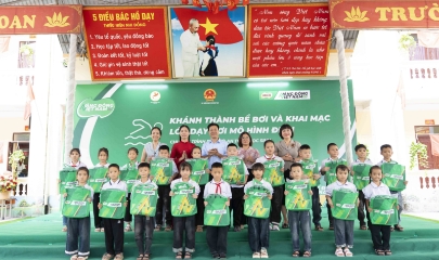 Tại buổi lễ, Nestlé Việt Nam đã trao tặng 40 phần quà gồm đồ dùng học tập và trang phục học bơi cho các em học sinh có hoàn cảnh khó khăn.