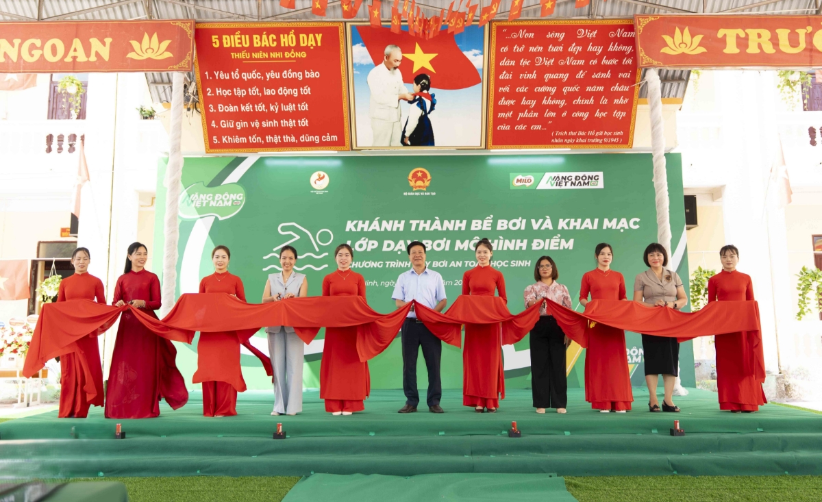 Đại diện Nestlé Việt Nam và các đại biểu cắt băng khánh thành bể bơi tại sự kiện.