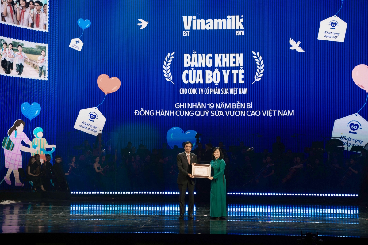 Ông Nguyễn Hạnh Phúc - Chủ tịch Hội đồng Quản trị Vinamilk - đón nhận Bằng khen của Bộ Y tế từ Bộ trưởng Đào Hồng Lan tại chương trình nghệ thuật đặc biệt "50 năm - Phụng sự khát vọng Việt" (Ảnh: Minh Anh).