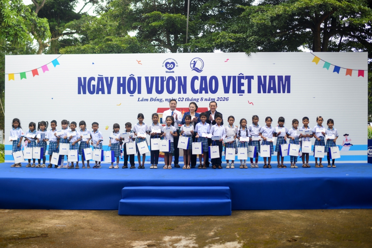 Từ trái sang: ông Đinh Tiến Hải - Giám đốc Quỹ Bảo trợ Trẻ em Việt Nam; bà Nguyễn Thị Kim Ngân - nguyên Ủy viên Bộ Chính trị, nguyên Chủ tịch Quốc hội, nguyên Chủ tịch Quỹ sữa Vươn cao Việt Nam và ông Nguyễn Văn Hoàng, Bí thư Đảng ủy xã Hiệp Thạnh trao tặng những phần học bổng Vinamilk đến cho các em học sinh Trường Tiểu học An Hiệp (Ảnh: Hải An).