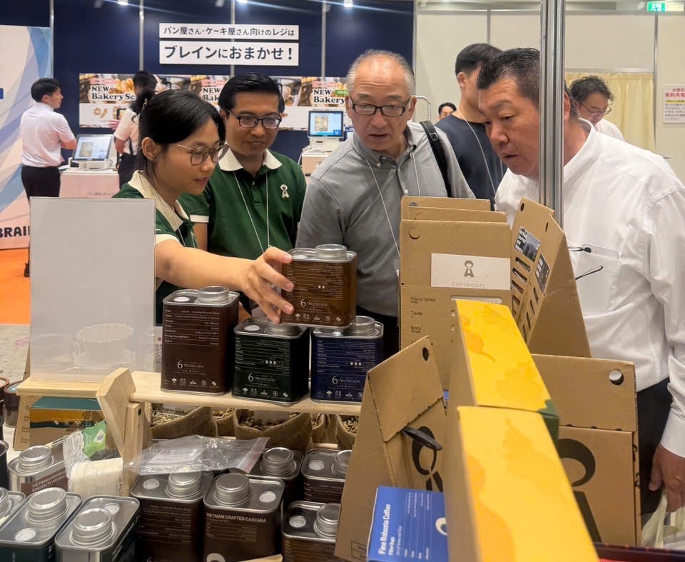 Khách tham quan đang tìm hiểu sản phẩm cà phê của Hợp tác xã Kinh tế Xanh Sài Gòn.