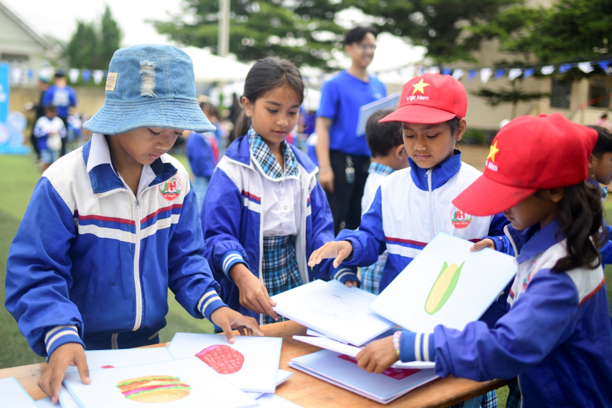 Các bé hào hứng tham gia các trò chơi vận động, tìm hiểu kiến thức bổ ích trong khuôn viên ngày hội (Ảnh: Hải An).