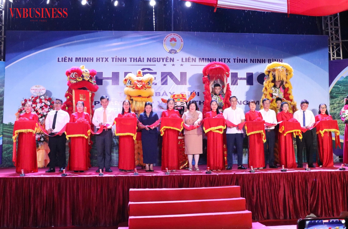 Chủ tịch Liên minh HTX Việt Nam Cao Xuân Thu Vân tham dự Lễ cắt băng khai mạc phiên chợ.
