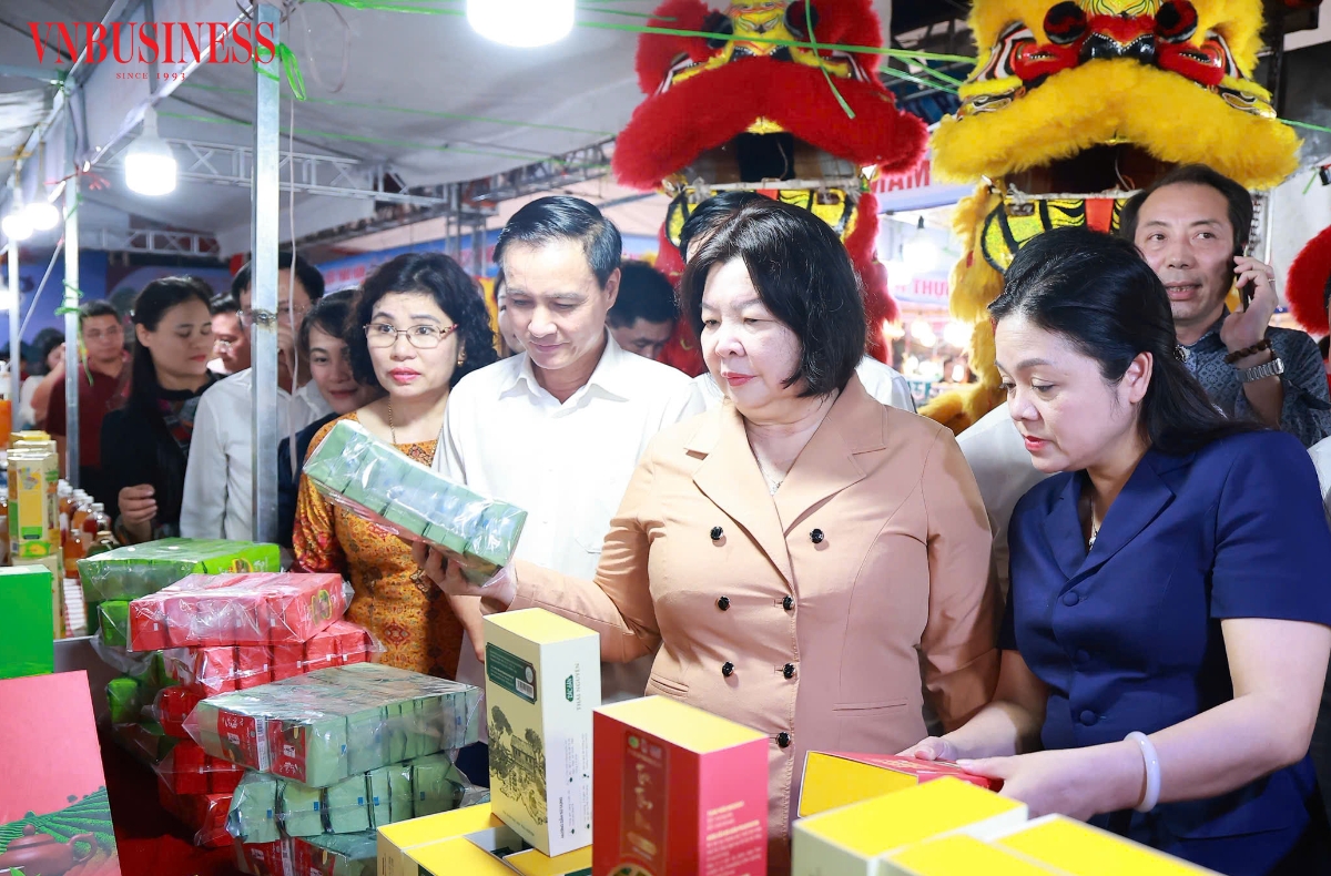Phiên chợ quy tụ hơn 100 gian hàng của các HTX, doanh nghiệp và cơ sở sản xuất đến từ nhiều tỉnh, thành phố trên cả nước.