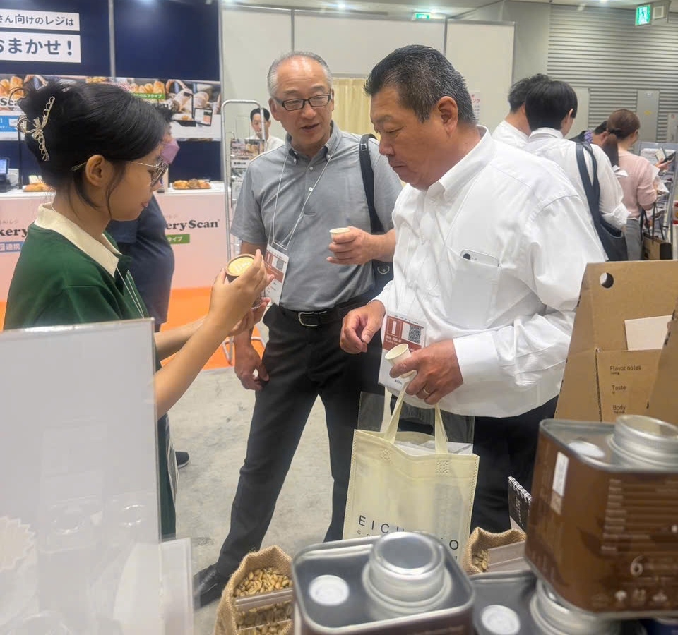 Đại diện UCC Coffee Professional tìm hiểu sản phẩm cà phê của Hợp tác xã Kinh tế Xanh Sài Gòn.