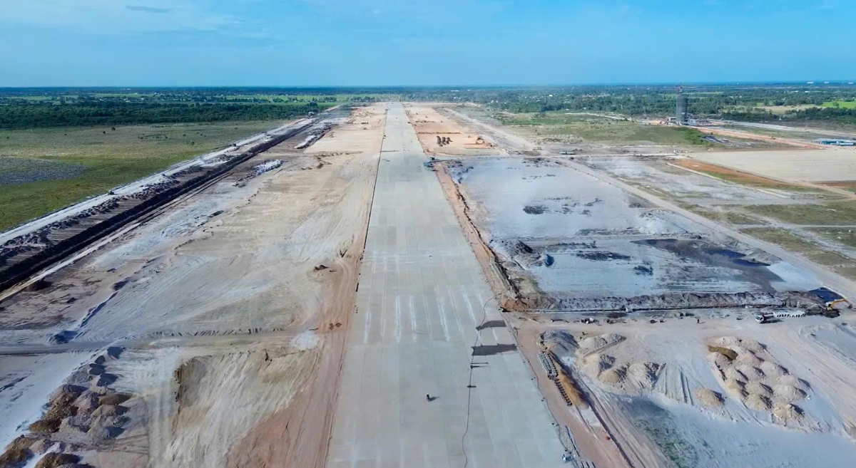 Đường cất hạ cánh và hạ tầng khu bay đã được hoàn thiện. (Ảnh: Anh Chiến)