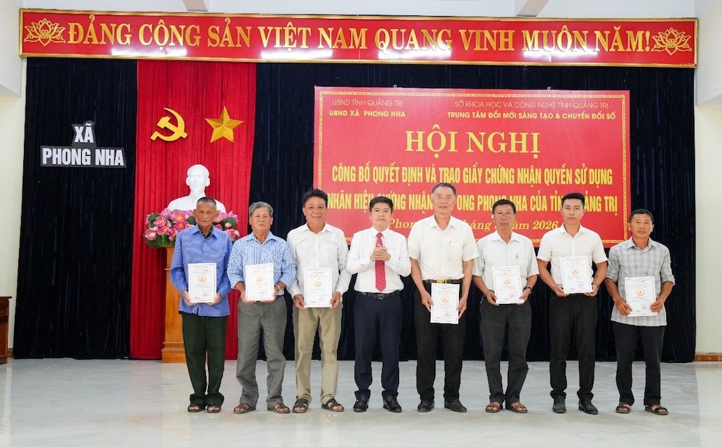 Trao quyền sử dụng nhãn hiệu chứng nhận “Mật ong Phong Nha” cho các HTX, góp phần nâng nhận thức và bảo vệ tài sản trí tuệ.