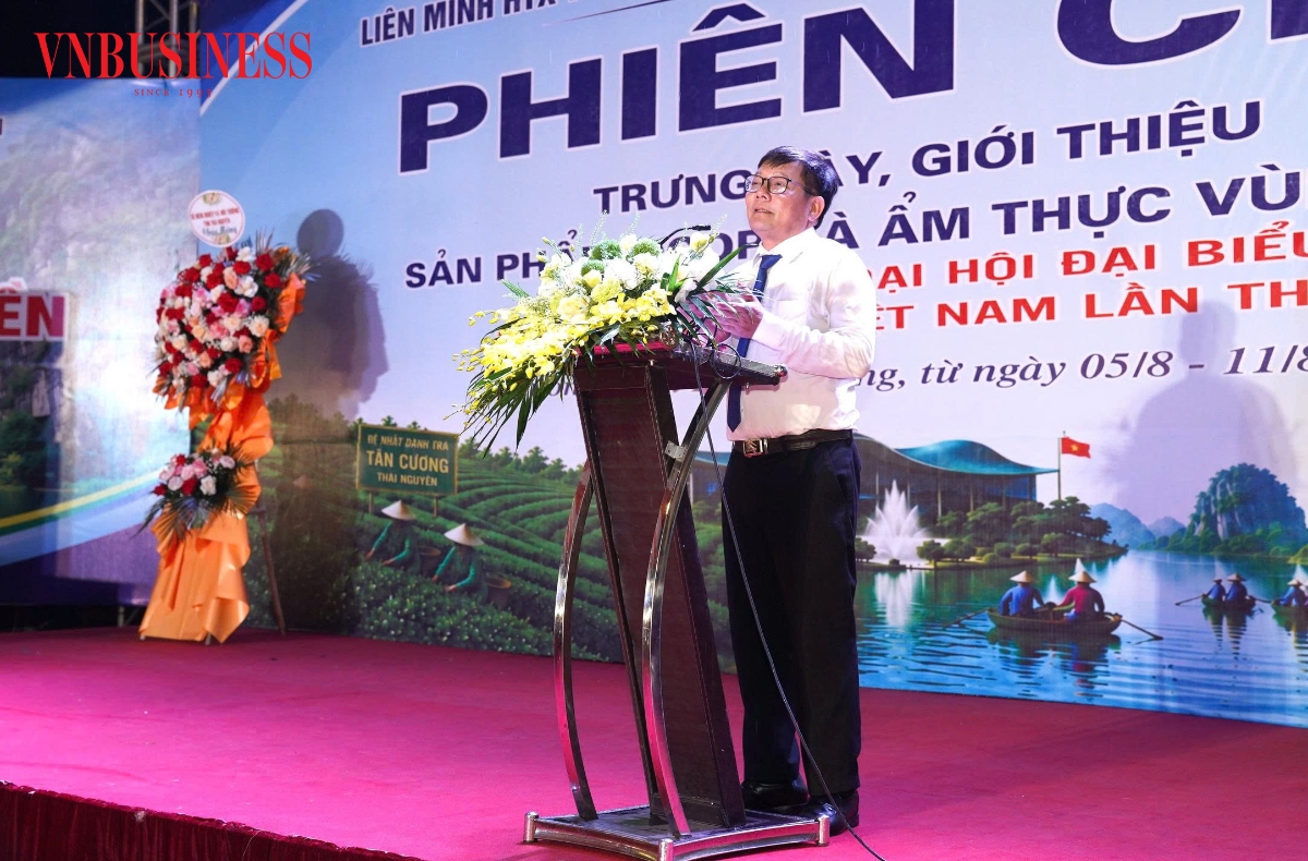Chủ tịch Liên minh HTX tỉnh Thái Nguyên Nguyễn Văn Dũng phát biểu khai mạc phiên chợ.