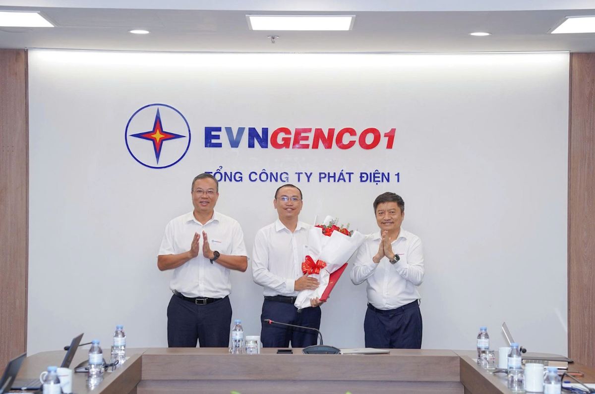 EVNGENCO1 công bố và trao Quyết định bổ nhiệm ông Tạ Tuấn Anh giữ chức vụ Trưởng ban Kỹ thuật và An toàn Tổng công ty.