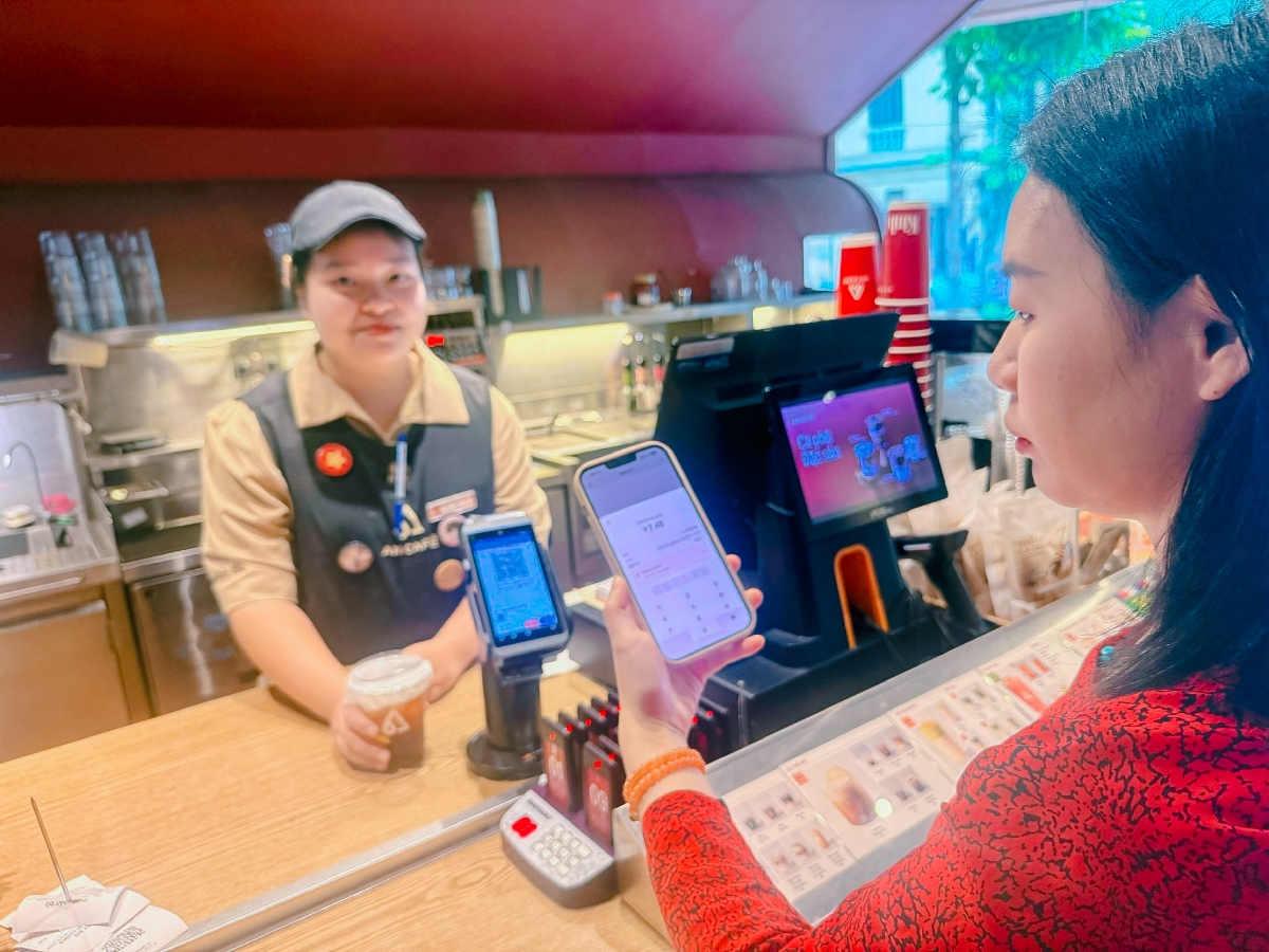 Du khách Trung Quốc quét mã QR thanh toán tại Việt Nam.