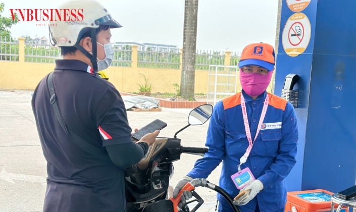 Giá xăng dầu giảm đồng loạt, xăng E10RON95-III lùi về 22.324 đồng/lít