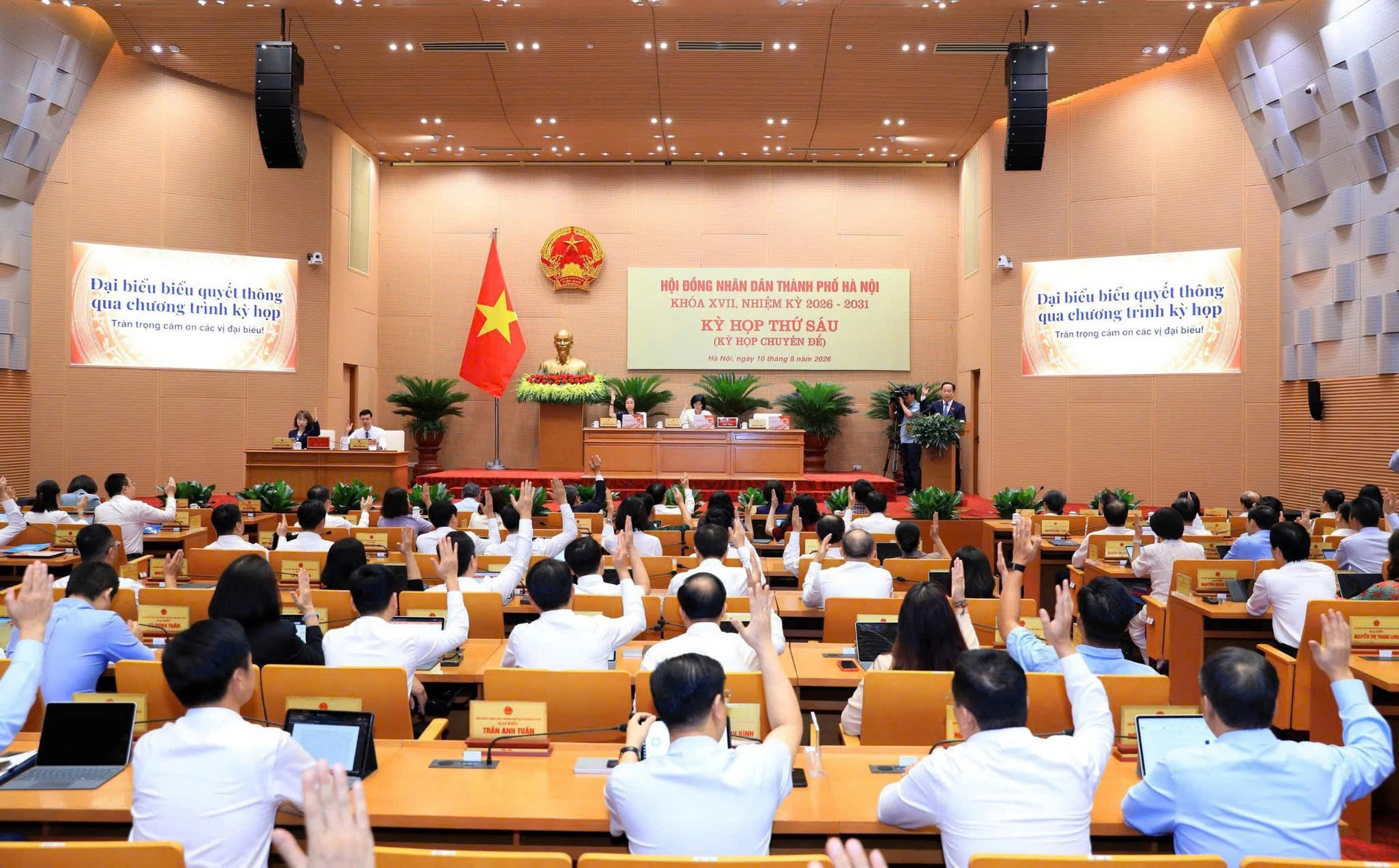 Đại biểu HĐND TP Hà Nội thông qua nghị quyết về việc thành lập, tổ chức lại một số cơ quan chuyên môn.
