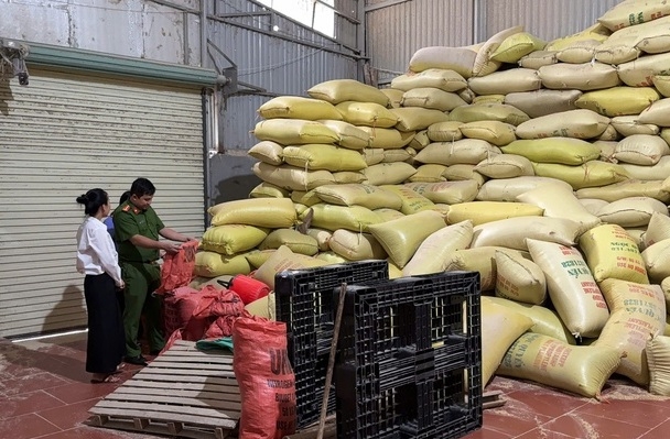 Lực lượng chức năng phát hiện và khởi tố hàng loạt cơ sở “Sản xuất, buôn bán hàng giả là lương thực”.