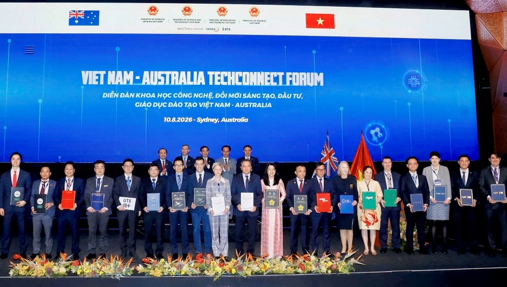 Lễ trao các văn kiện hợp tác giữa Việt Nam – Australia dưới sự chứng kiến của Đại tướng Phan Văn Giang, Ủy viên Bộ Chính trị, Phó Thủ tướng Chính phủ, Bộ trưởng Bộ Quốc phòng và lãnh đạo cấp cao hai nước