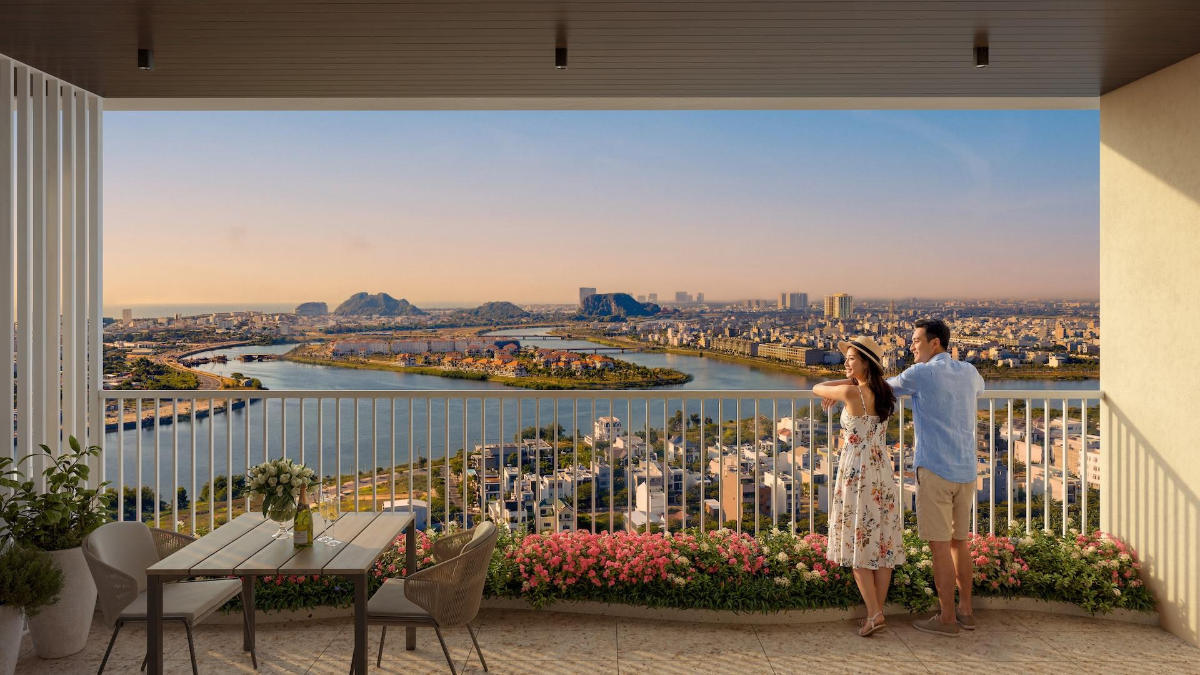 Từ ban công penthouse của các tổ hợp căn hộ Sun Group, cư dân thu trọn vẻ đẹp giao hòa của sông, núi và biển Đà Nẵng. Ảnh minh họa. Nguồn ảnh: Sun Property.