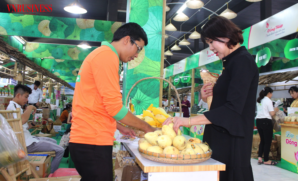 Người tiêu dùng lựa chọn trái cây của HTX, góp phần khẳng định chất lượng, củng cố thương hiệu và gia tăng giá trị sở hữu trí tuệ cho nông sản Đồng Tháp.