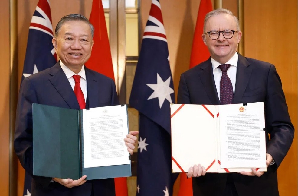 Tổng bí thư, Chủ tịch nước Tô Lâm và Thủ tướng Australia Anthony Albanese trao đổi văn kiện sau cuộc gặp song phương tại Tòa nhà Quốc hội ở Canberra ngày 11 tháng 8.