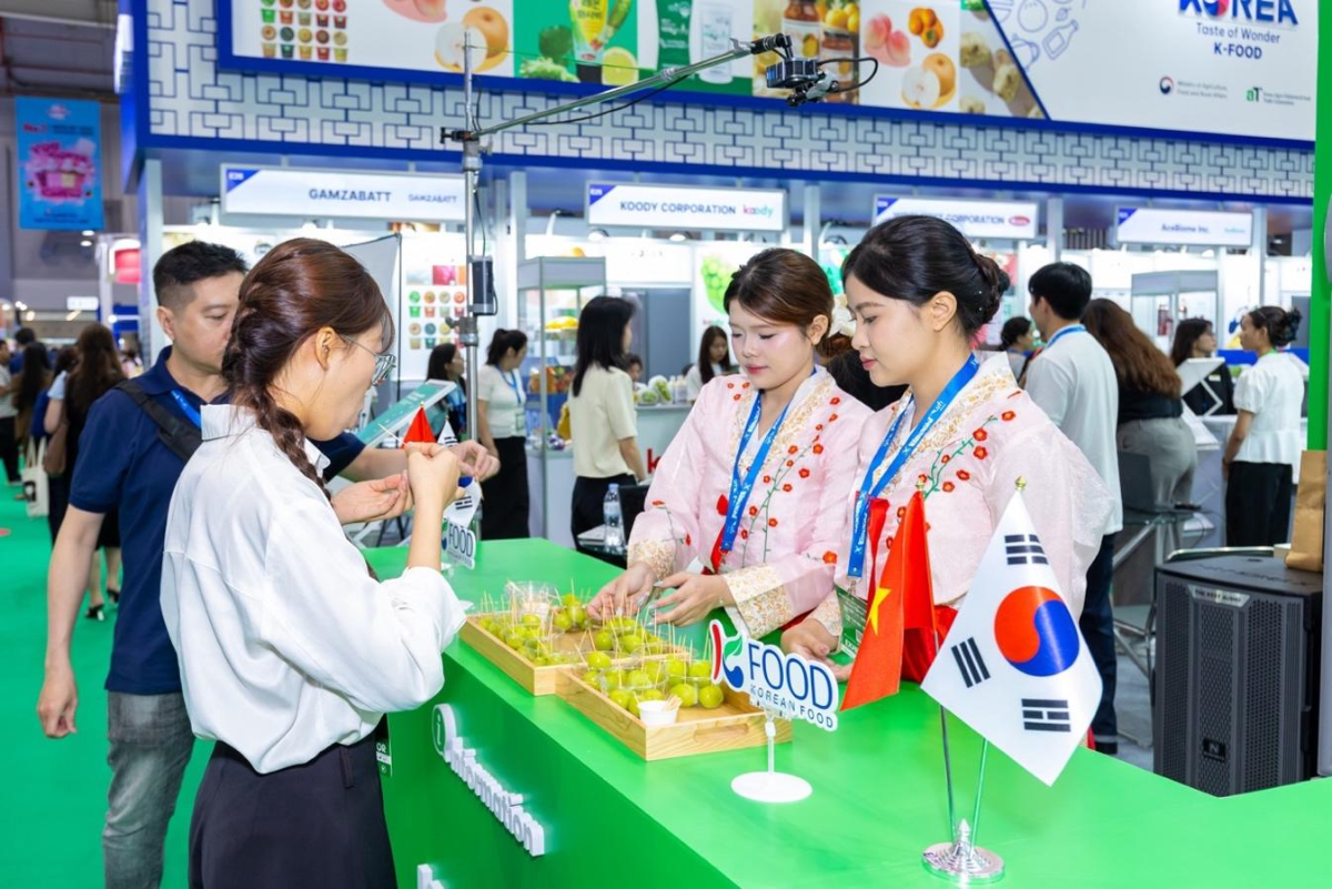 Các món ăn đường phố Hàn Quốc và chương trình dùng thử nho Shine Muscat thu hút sự chú ý của khách tham quan