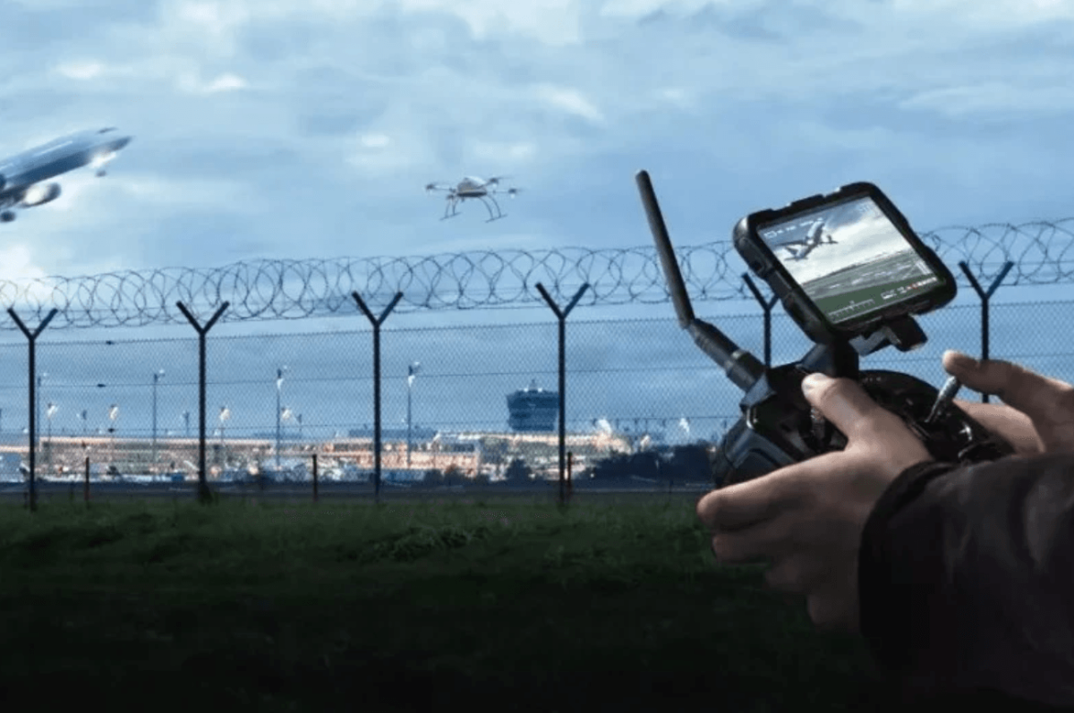 UAV xuất hiện trong khu vực hoạt động bay có thể khiến máy bay phải bay chờ, thay đổi phương thức cất, hạ cánh hoặc chuyển hướng đến sân bay dự bị (Ảnh minh họa).
