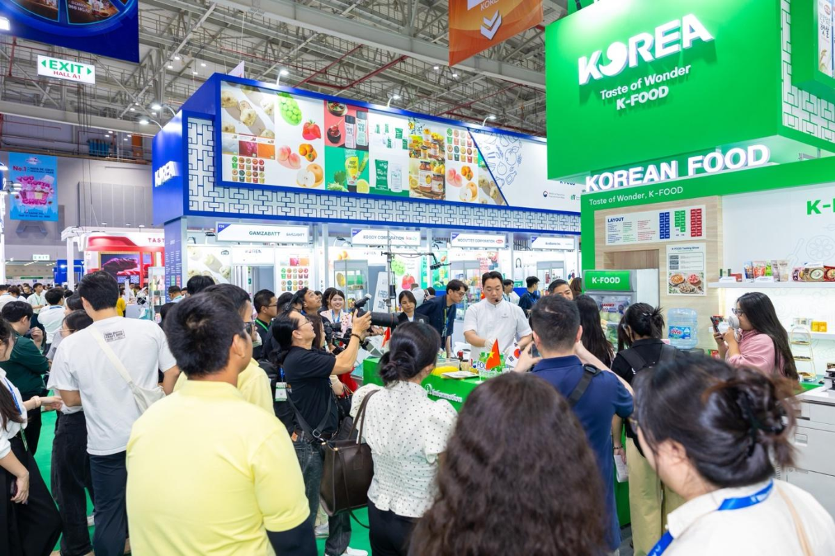 Khu gian hàng Hàn Quốc thu hút đông đảo khách tham quan và đối tác kinh doanh