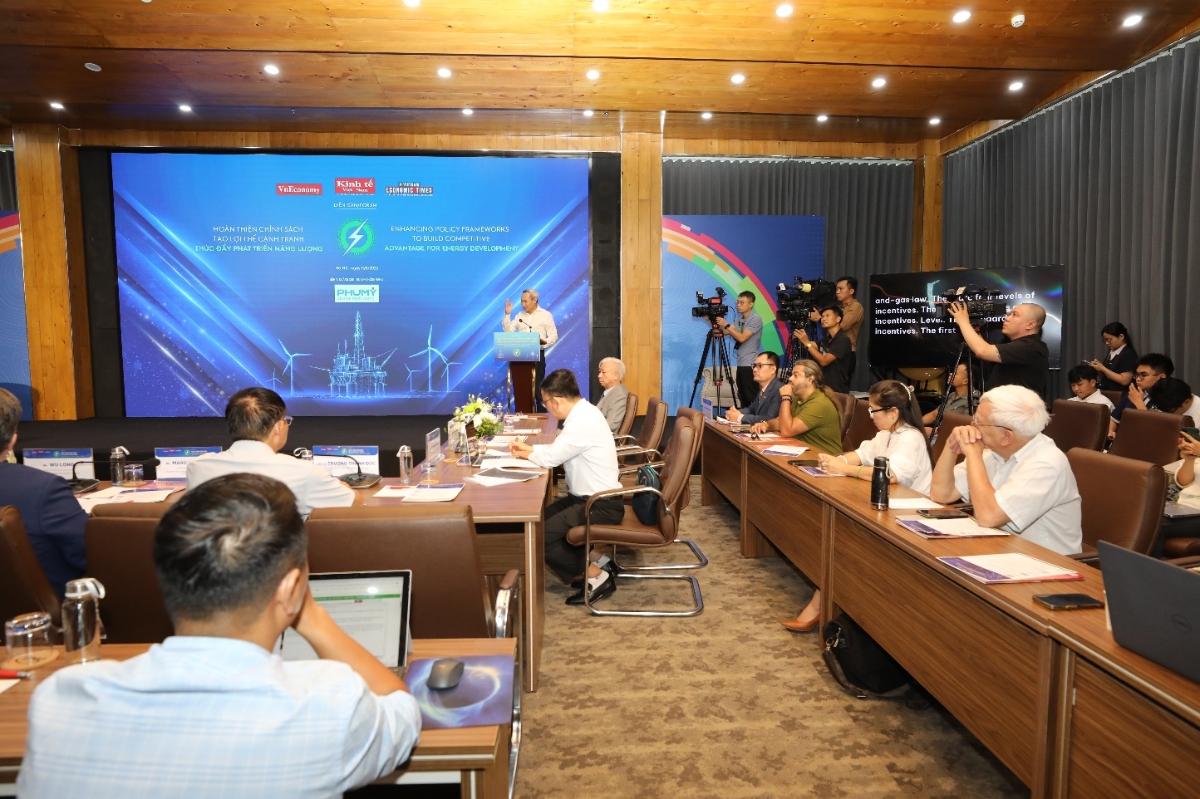 Quang cảnh Diễn đàn “Hoàn thiện chính sách tạo lợi thế cạnh tranh thúc đẩy phát triển năng lượng”.