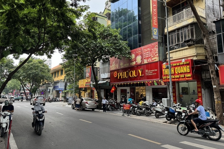 "Phố vàng" Trần Nhân Tông, Hà Nội.