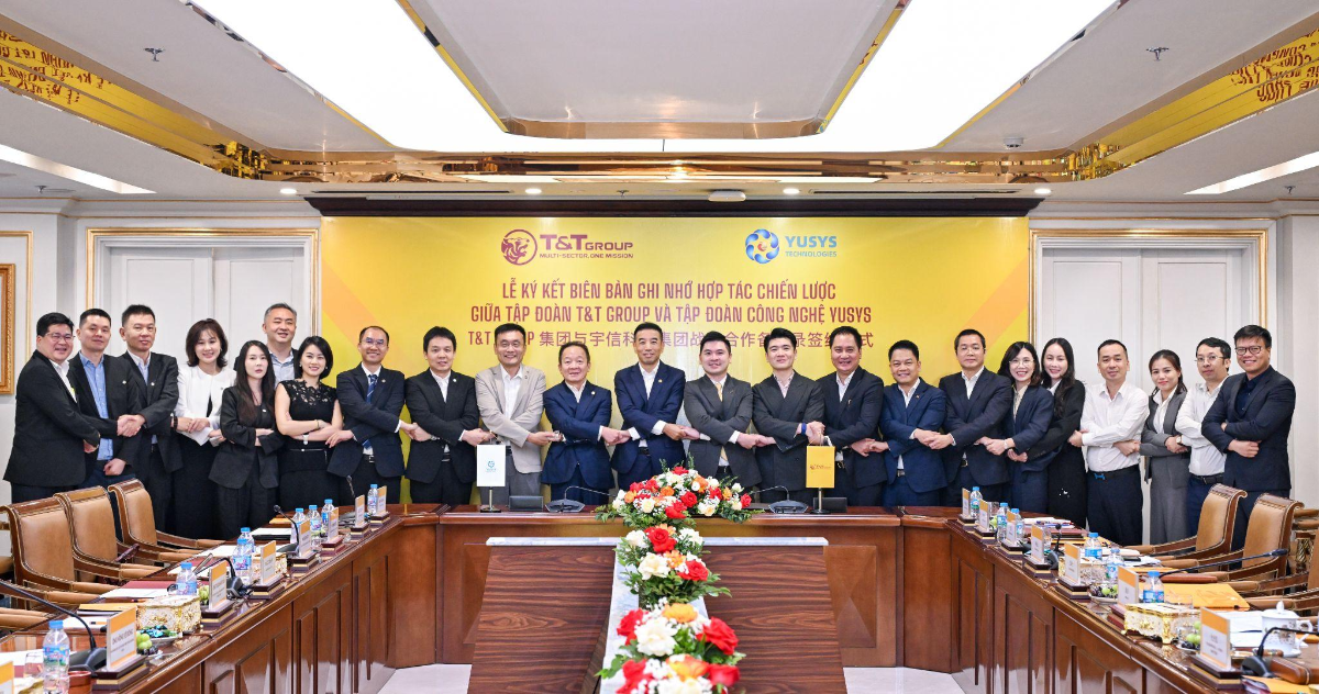 Lãnh đạo và đại diện T&T Group, Yusys Technologies chụp ảnh lưu niệm.