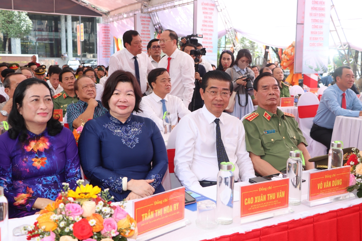 Các đại biểu là lãnh đạo Trung ương và Cà Mau tham dự lễ khởi công.