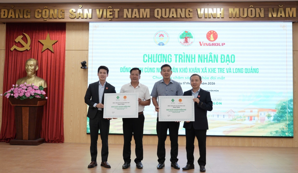 1.000 suất khám miễn phí trao cho UBND hai xã Khe Tre và Long Quảng