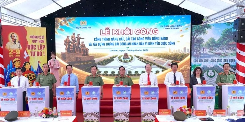 Các đồng chí lãnh đạo, nguyên lãnh đạo Trung ương và Cà Mau thực hiện nghi thức khởi công.