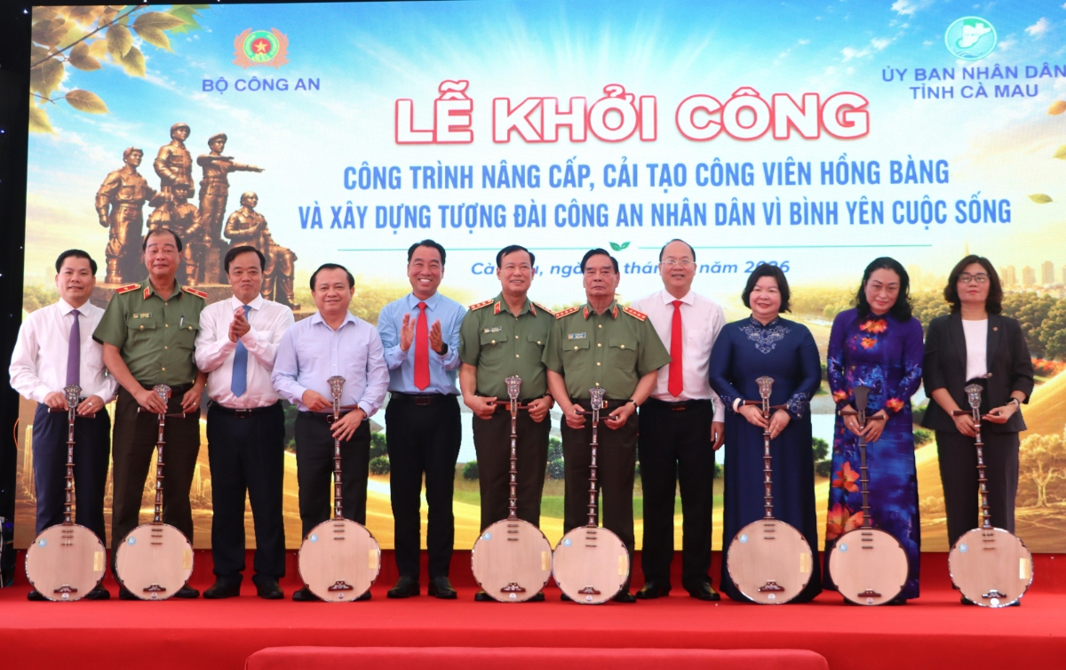 Bí thư Tỉnh ủy Nguyễn Hồ Hải và Phó Bí thư Thường trực Tỉnh ủy Huỳnh Quốc Việt đã trao tặng các đại biểu Trung ương cây đờn kìm, nhạc cụ gắn với nghệ thuật đờn ca tài tử Nam Bộ.