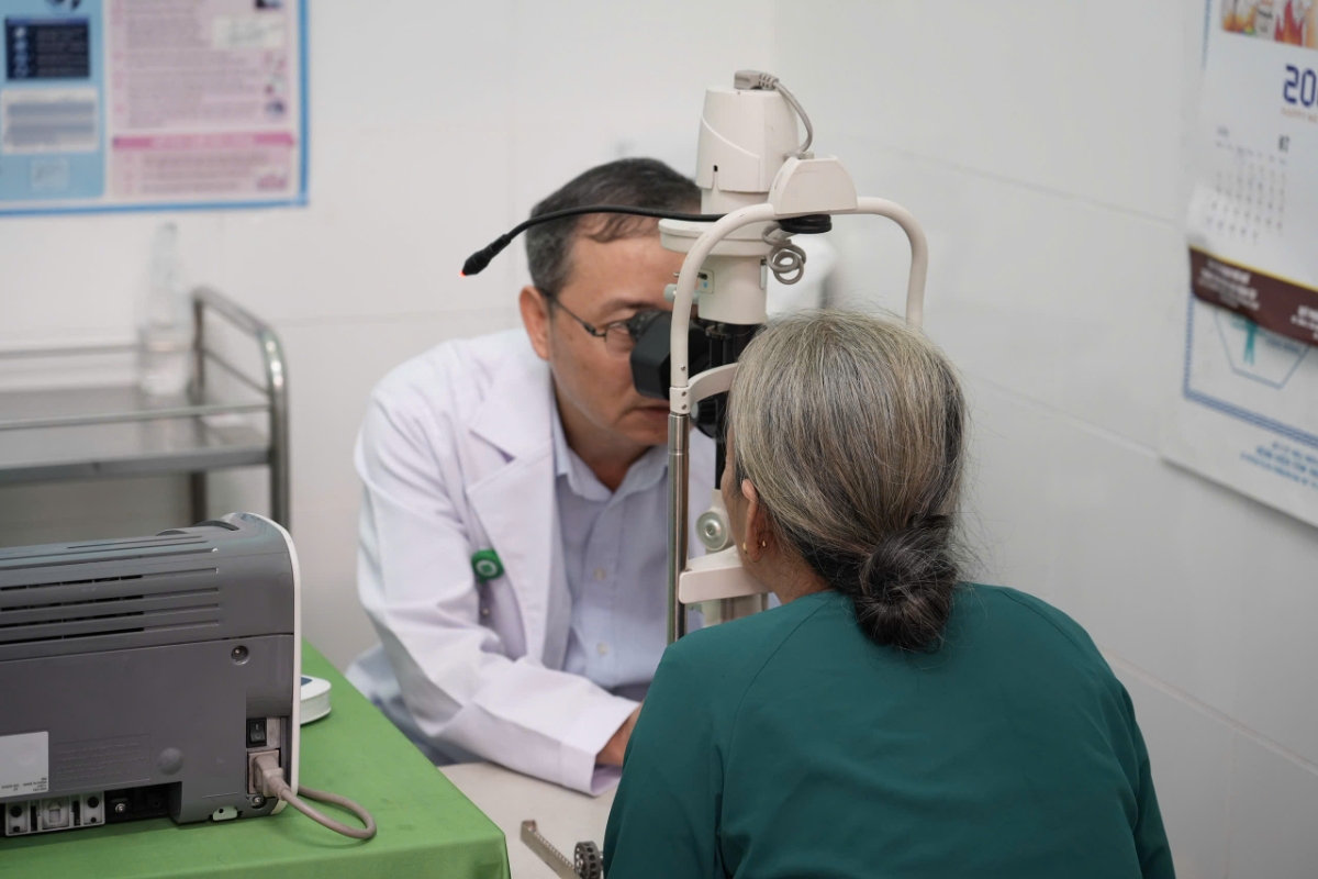 Khám và tư vấn cho người dân.