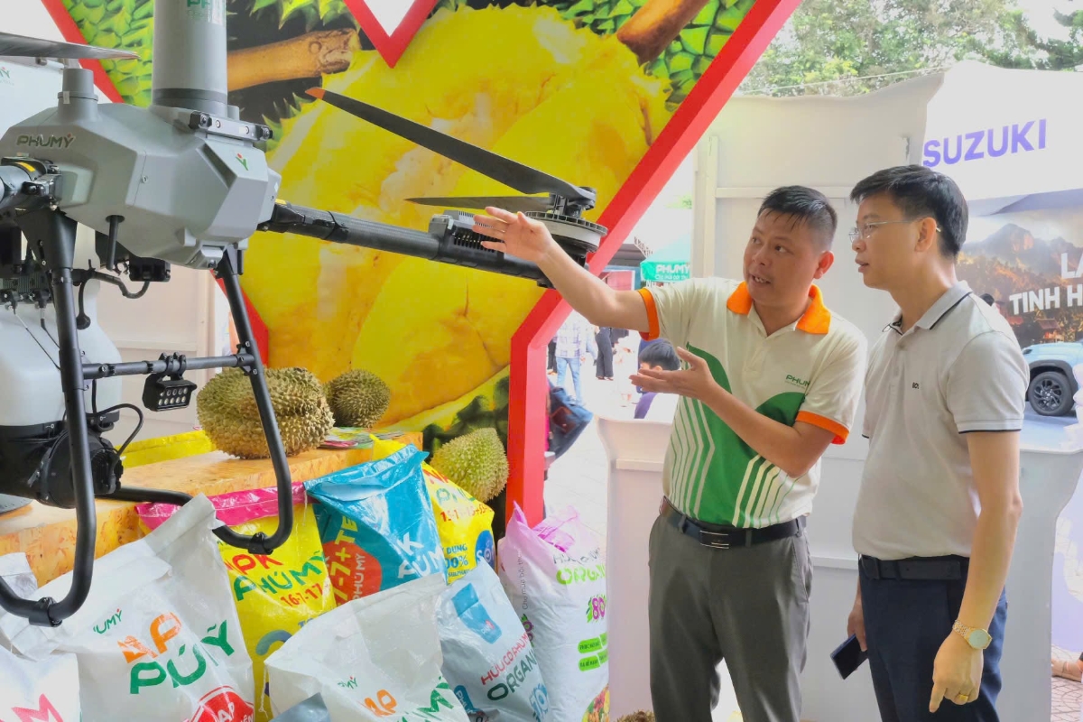 Các cán bộ Phú Mỹ tư vấn nhiệt tình khách đến thăm quan.