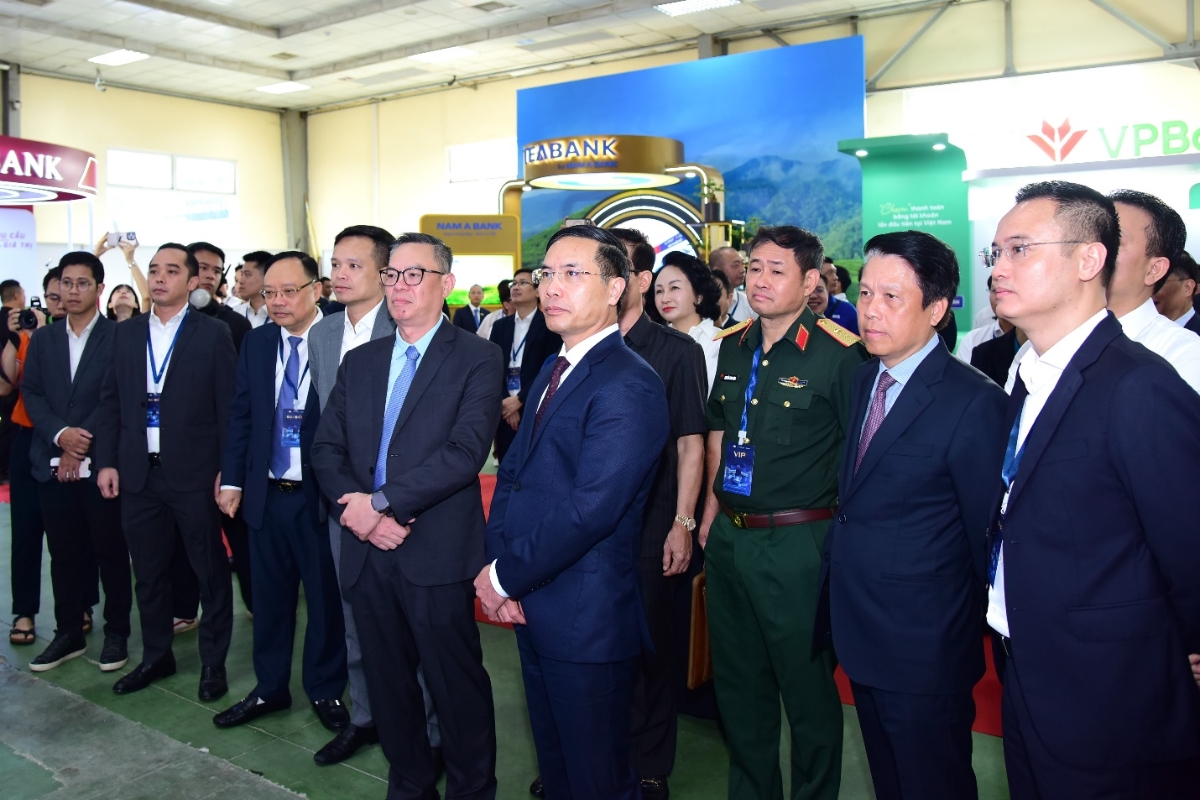 Đại biểu tham quan gian triển lãm VietinBank.