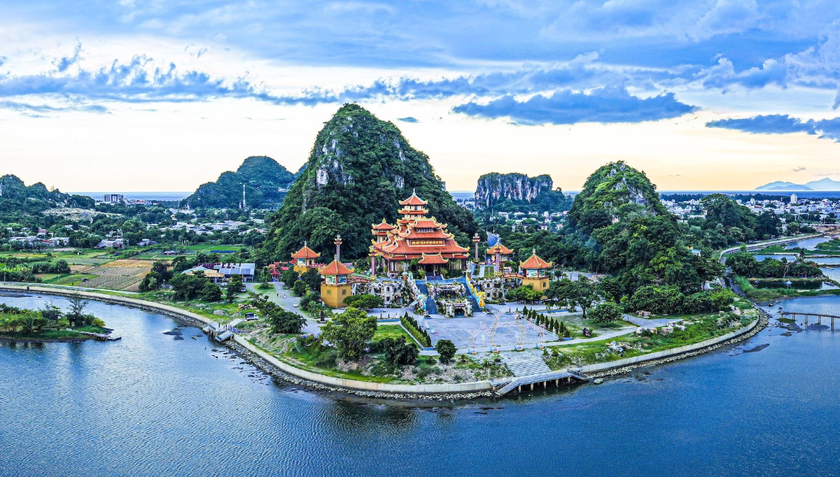Danh thắng Ngũ Hành Sơn - điểm tựa sinh thái đắt giá của không gian đô thị phía Nam trung tâm Đà Nẵng. Ảnh: Ánh Dương.