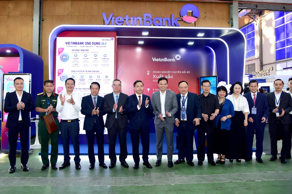 Đại biểu chụp ảnh lưu niệm bên gian triển lãm VietinBank.
