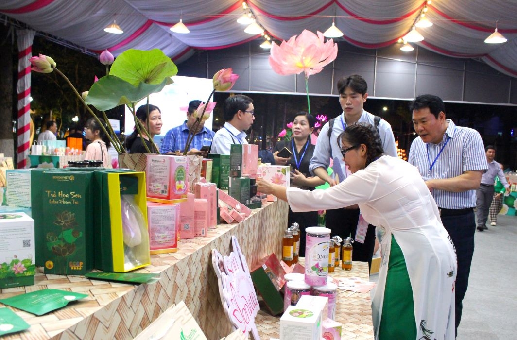 Lễ hội sen Đồng Tháp thu hút 100.000 lượt khách đến tham quan, trải nghiệm.