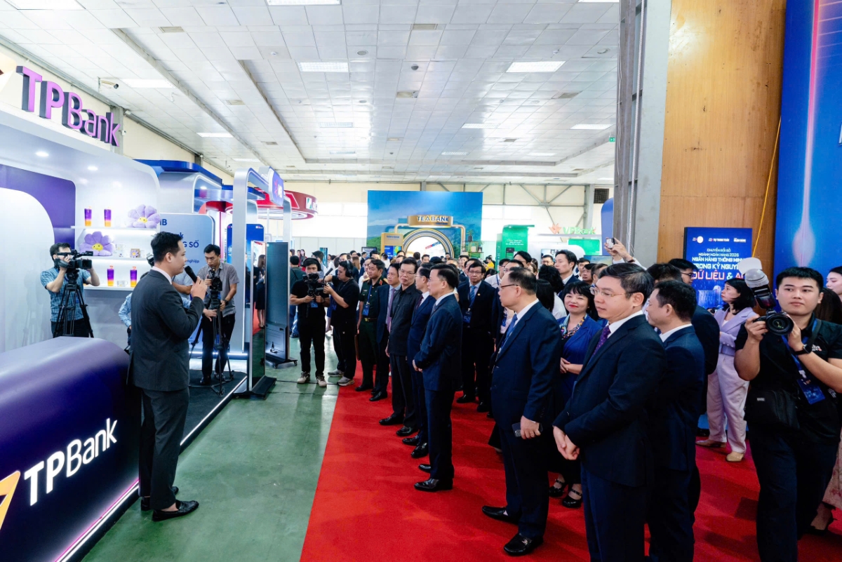 Lãnh đạo NHNN đi thăm các gian hàng tại sự kiện.