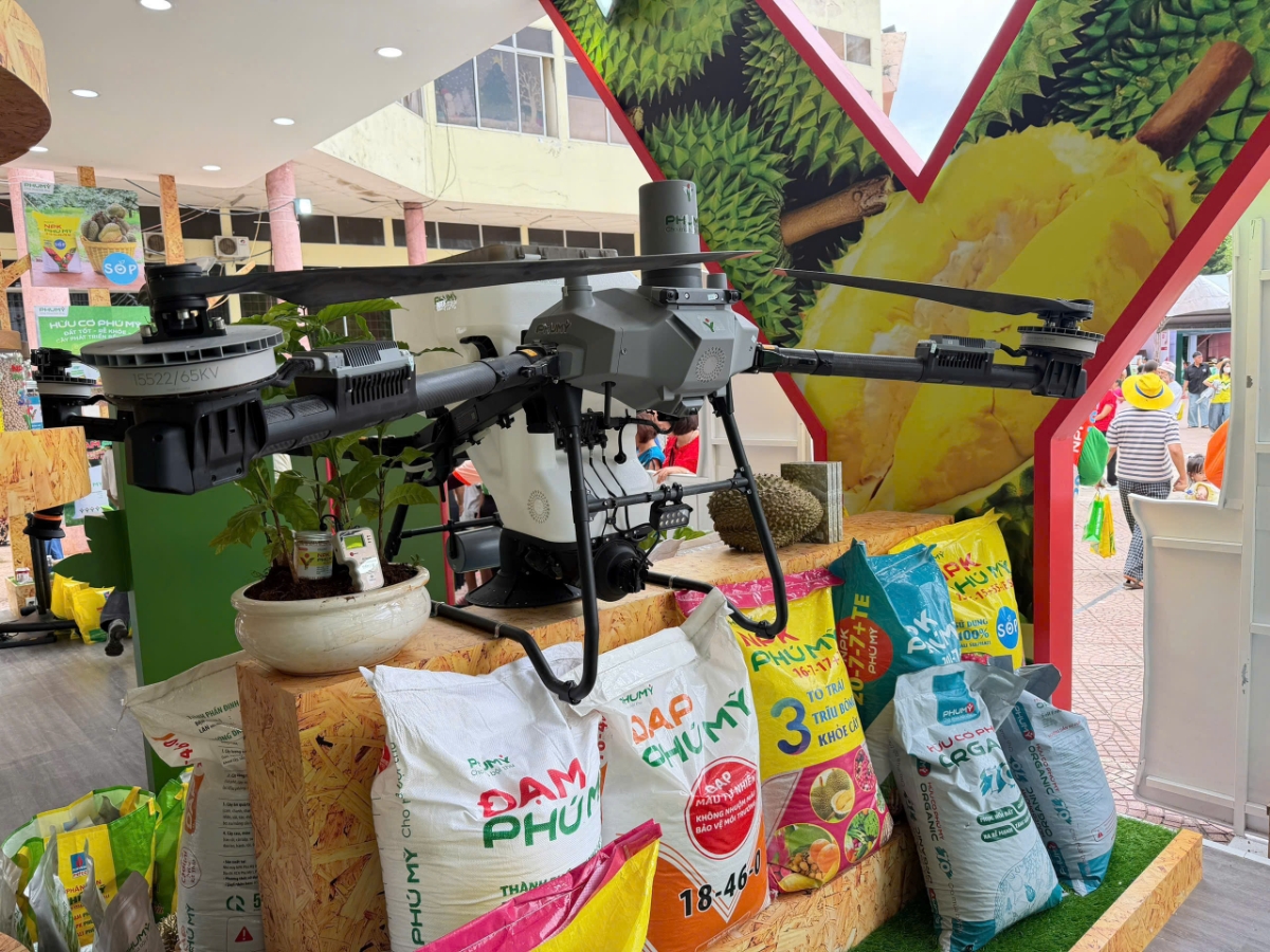 Drone và các sản phẩm phân bón Phú Mỹ được trưng bày ở gian hàng.