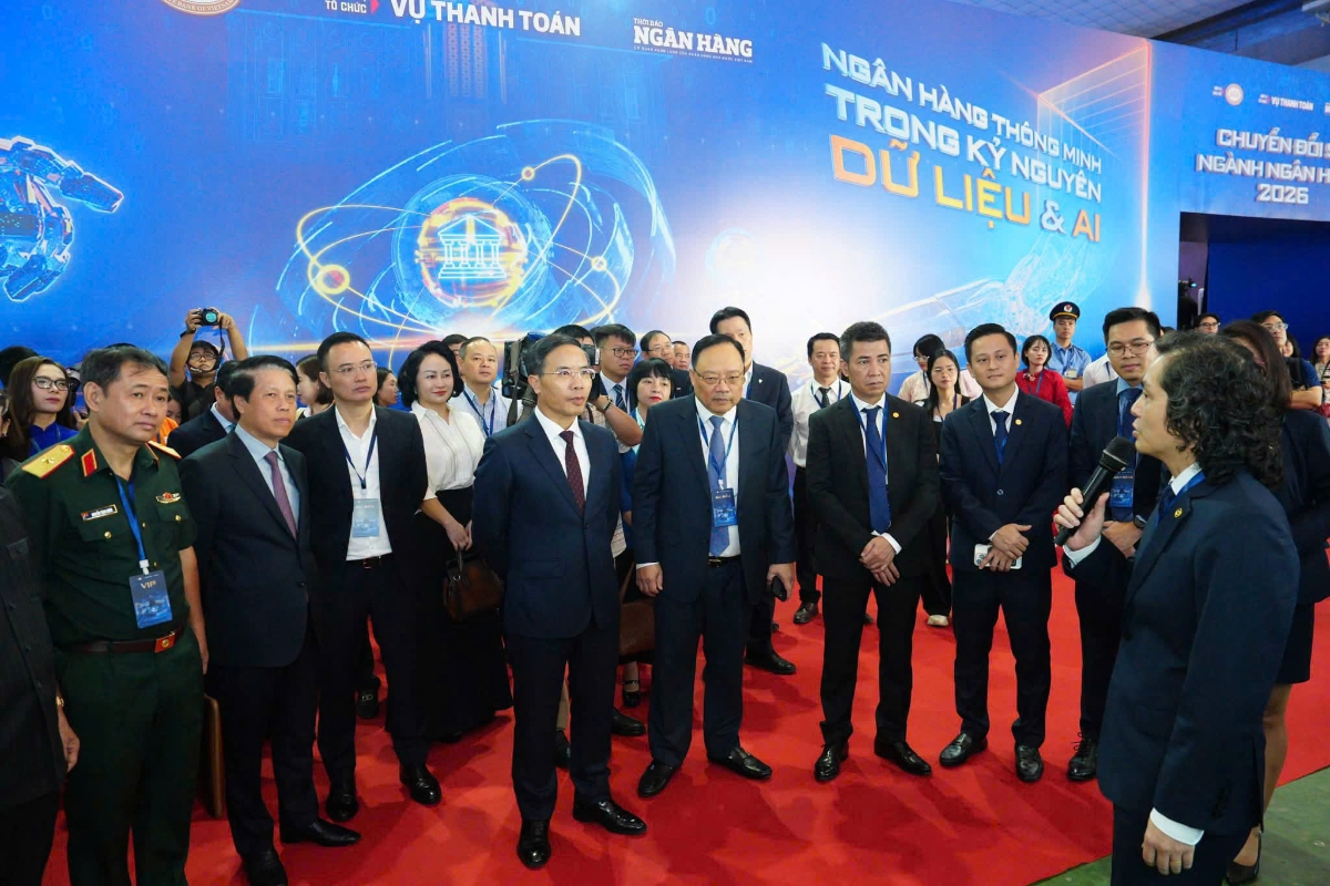 Thống đốc Ngân hàng Nhà nước Phạm Đức Ấn cùng đoàn đại biểu tham quan gian hàng tại sự kiện.