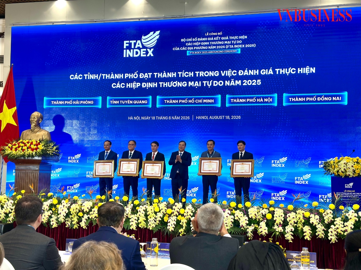 Phó Thủ tướng Phạm Gia Túc trao bằng khen cho các địa phương đạt thành tích trong việc đánh giá thực hiện các hiệp định thương mại tự do năm 2025.
