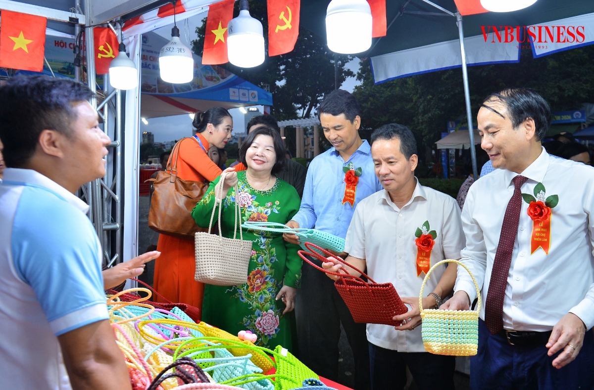 Sau phiên khai mạc, Thường trực Liên minh HTX Việt Nam và đại diện lãnh đạo Bộ, ngành đã đi tham quan các gian hàng tại Hội chợ.