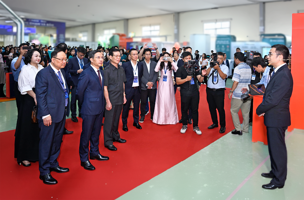 Đại diện SHB giới thiệu Giải pháp tài chính số SAHA Shop tới Thống đốc Phạm Đức Ấn và các đại biểu.