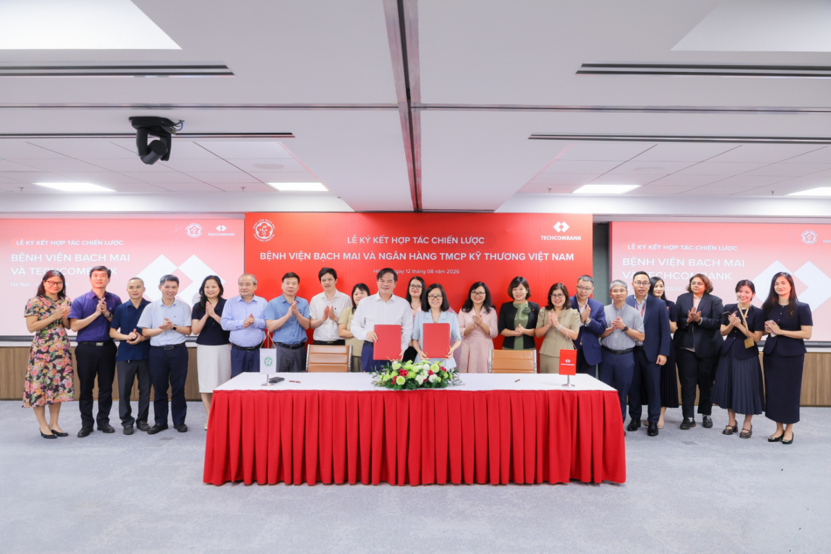 PGS.TS. Đào Xuân Cơ, Bí thư Đảng ủy, Giám đốc Bệnh viện Bạch Mai và bà Nguyễn Thu Lan, Phó Chủ tịch Hội đồng Quản trị Techcombank, thực hiện nghi thức ký kết Biên bản ghi nhớ hợp tác chiến lược giai đoạn 2026–2030.