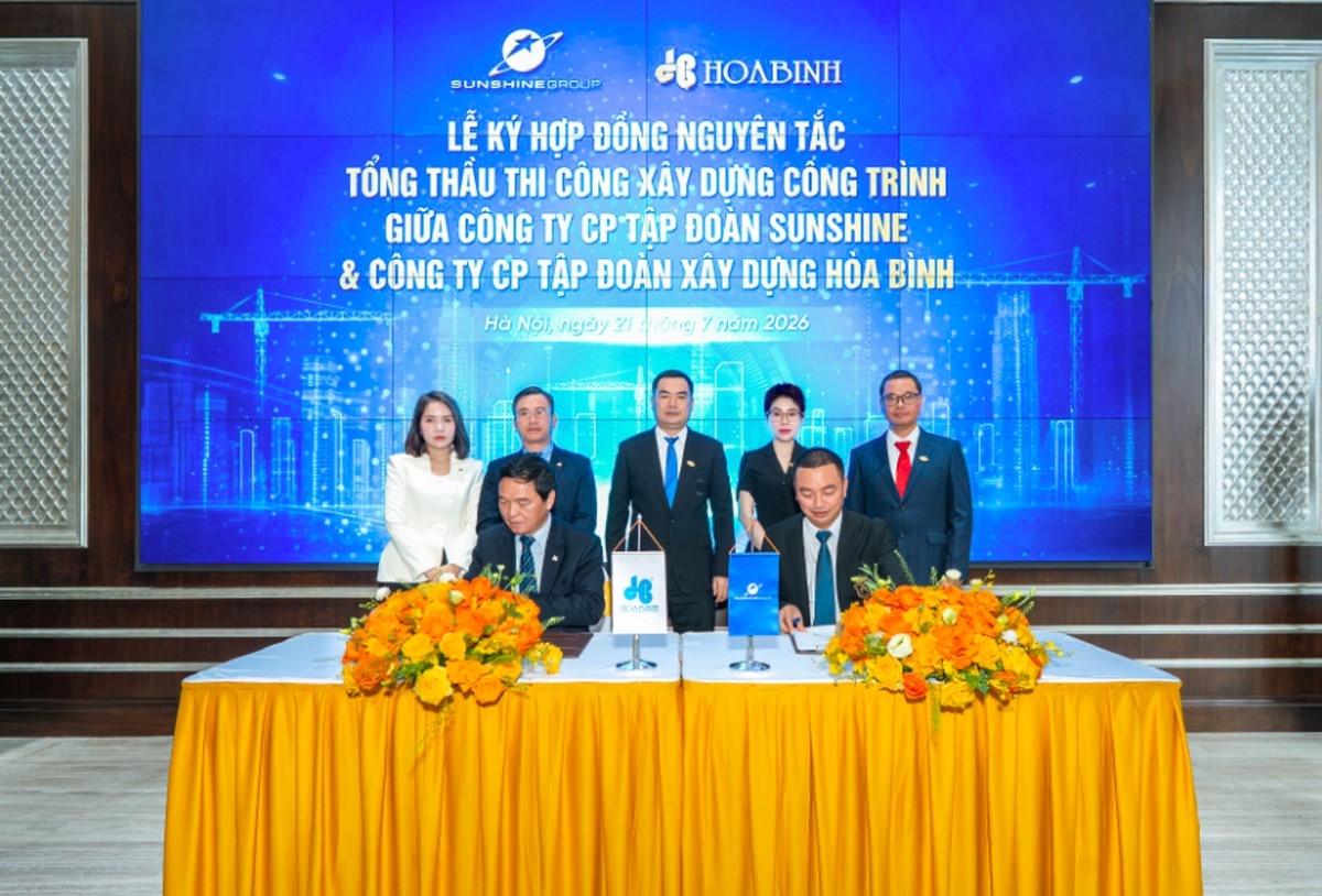 Ông Lê Viết Hải (trái), Chủ tịch HĐQT Tập đoàn Xây dựng Hòa Bình cùng đại diện Sunshine Group tại Lễ ký kết hợp đồng nguyên tắc tổng thầu thi công xây dựng với tổng giá trị khoảng 30.000 tỷ đồng. (Nguồn: internet)